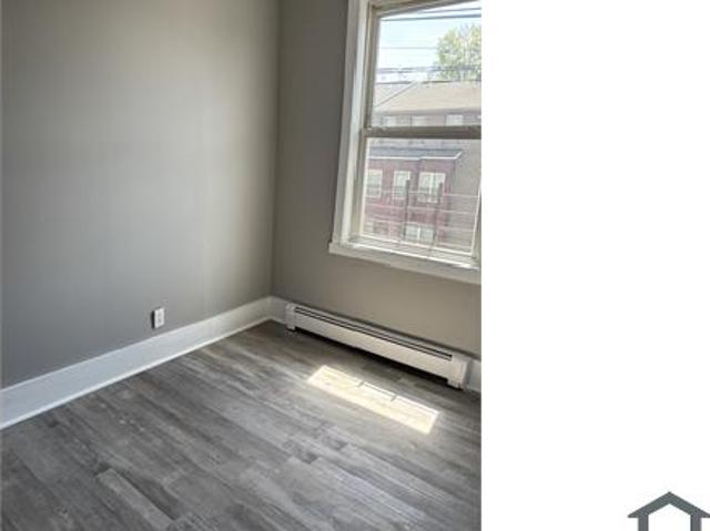 Townhouse for rent in Newark
