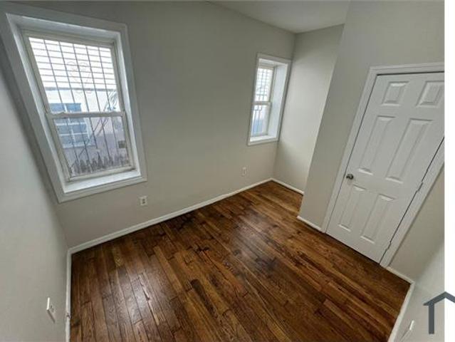 Townhouse for rent in Newark