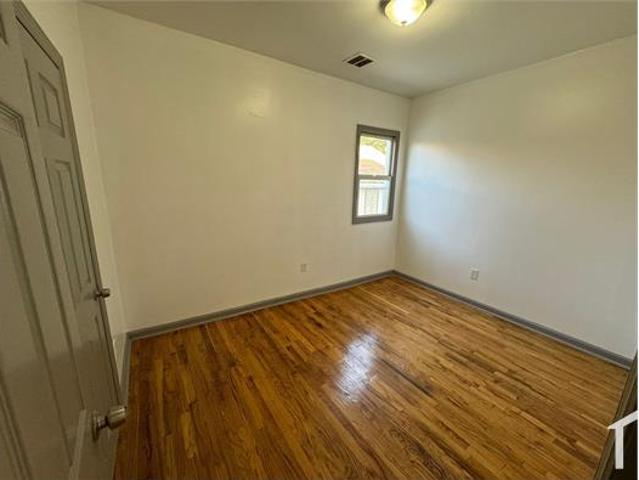 Townhouse for rent in Newark