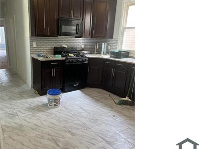 Townhouse for rent in Newark