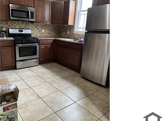 Townhouse for rent in Newark