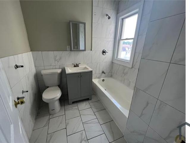 Townhouse for rent in Newark