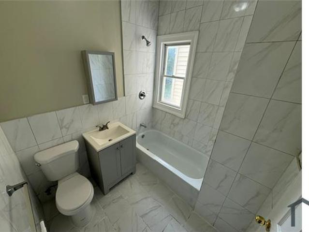 Townhouse for rent in Newark