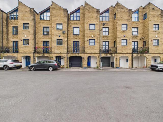 House for sale in Crossflatts, West Yorkshire