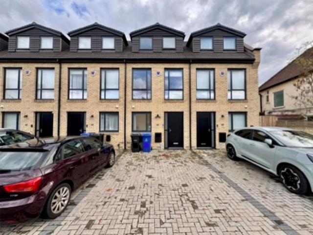 House for sale in South Stanmore, Greater London