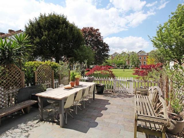 House for sale in London Borough of Hounslow, Strand