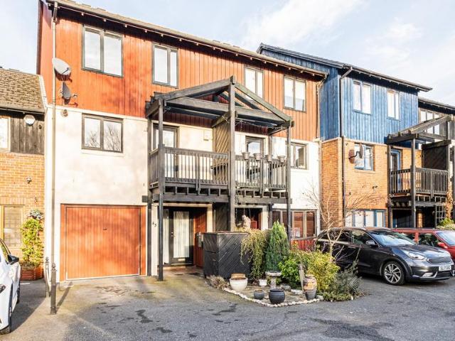 House for sale in Yeading, Greater London