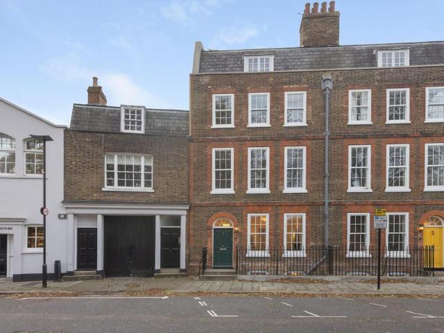 House for sale in London Borough of Hounslow, Cat Hill