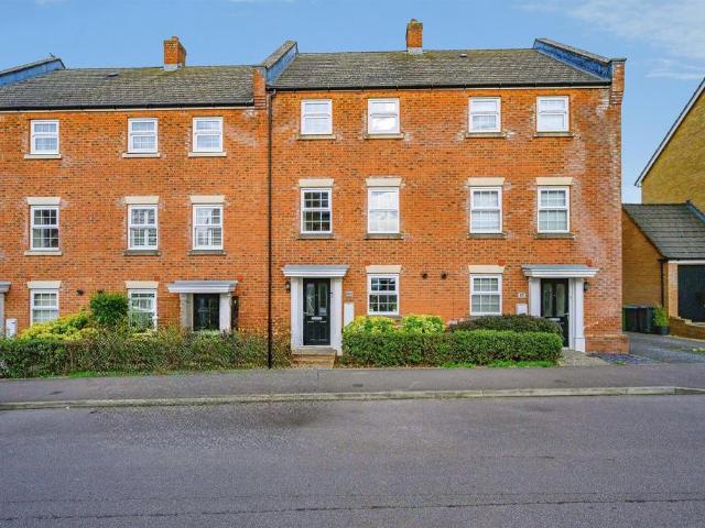 House for sale in Manor Estate, Pouchen End