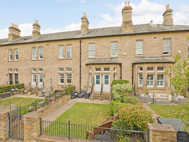 House for sale in Tranmere Park, West Yorkshire