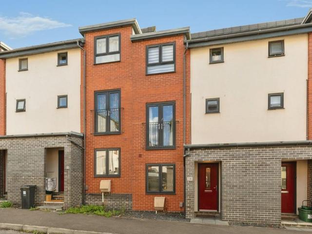 House for sale in Kingswood