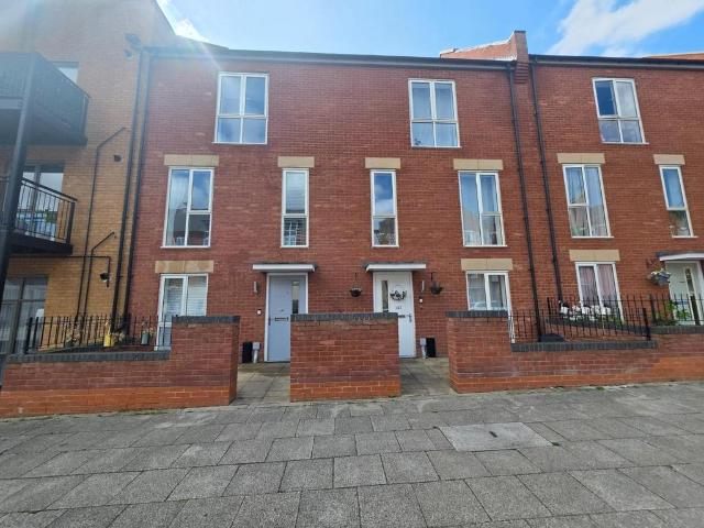 House for sale in Upton