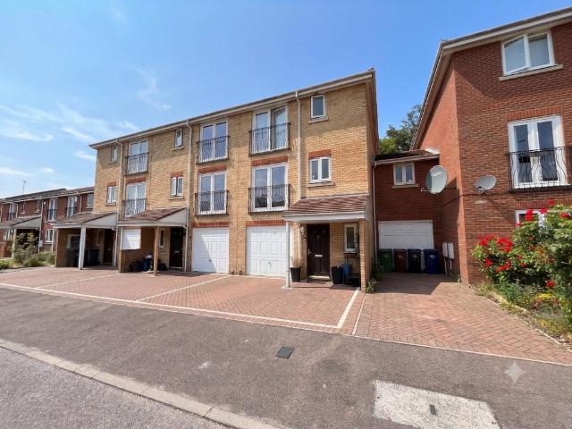 House for sale in Spring Park, Luton