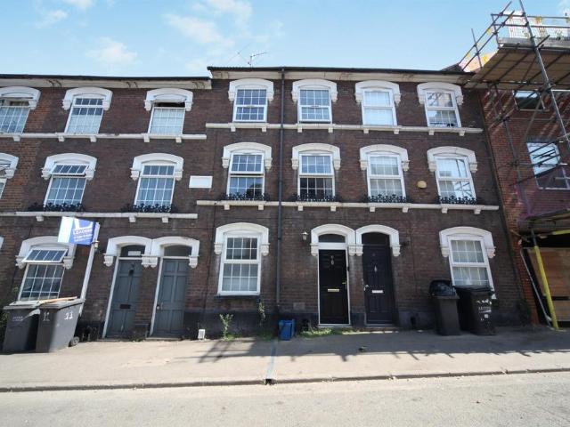 House for sale in Spring Park, Luton