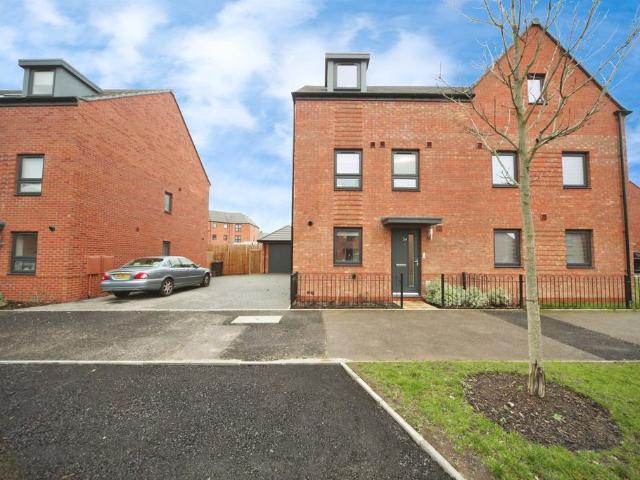 House for sale in Houghton Regis, Bedfordshire