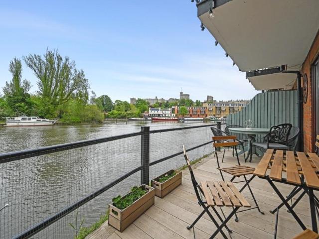 House for sale in Eton