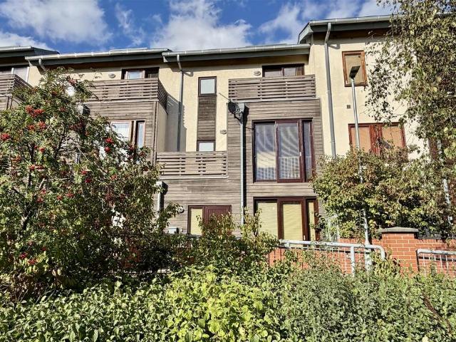 House for sale in Robinson Park, Leeds