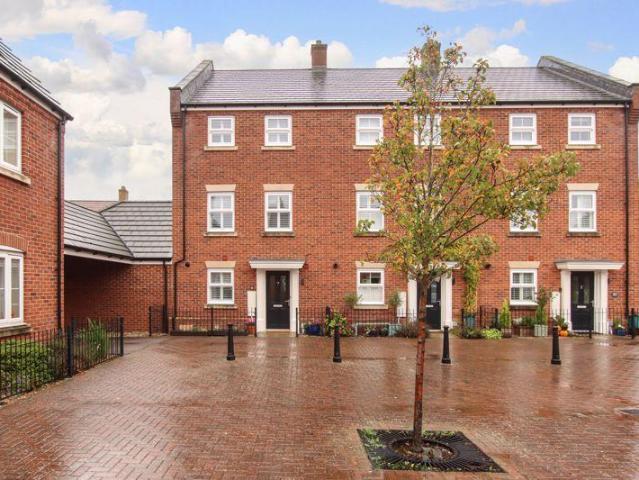 House for sale in Manor Estate, Pouchen End