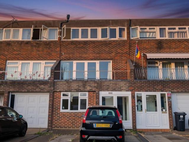 House for sale in Lee Chapel, Essex