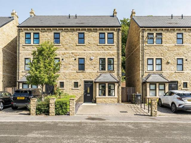 House for sale in Farsley, West Yorkshire