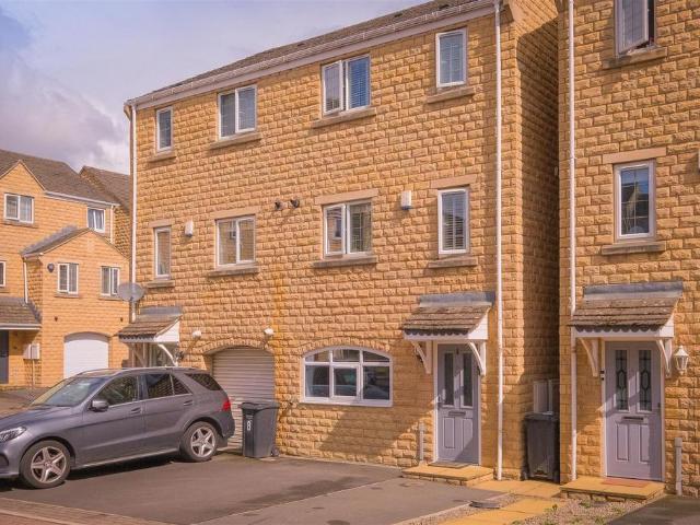 House for sale in Rastrick, West Yorkshire