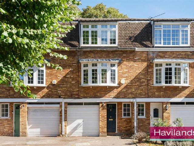 House for sale in Bush Hill Park, Greater London