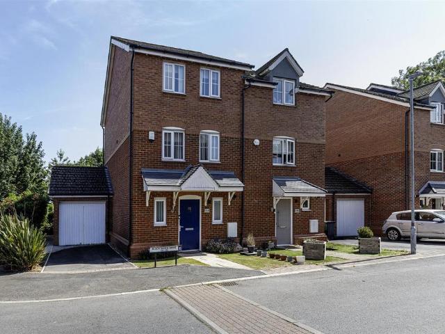 House for sale in Lindley, West Yorkshire