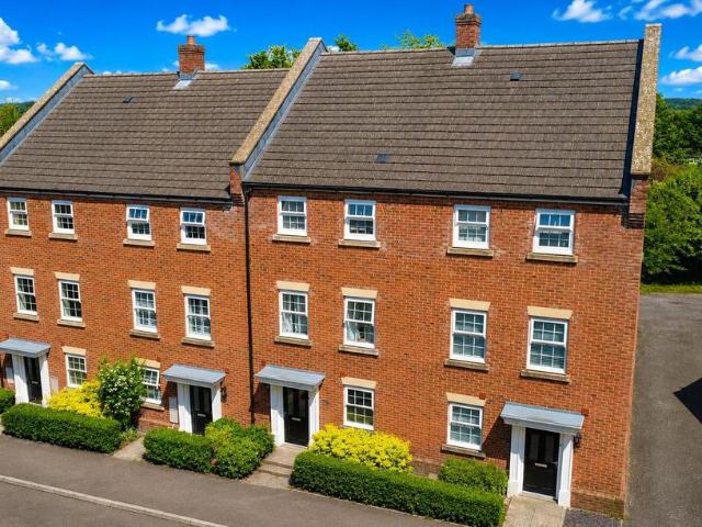 House for sale in Manor Estate, Pouchen End