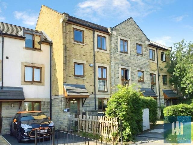 House for sale in Almondbury, West Yorkshire