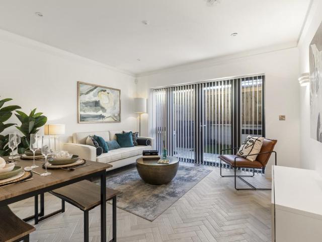 House for sale in Little Stanmore, Greater London