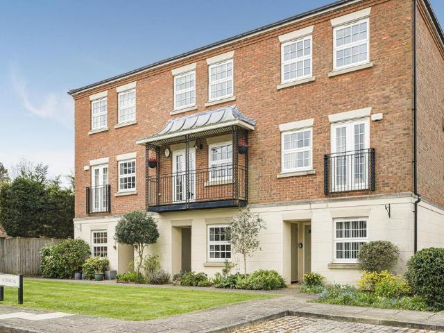 House for sale in Hillview, Surrey