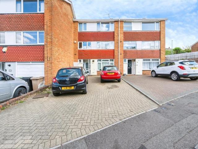 House for sale in Spring Park, Luton