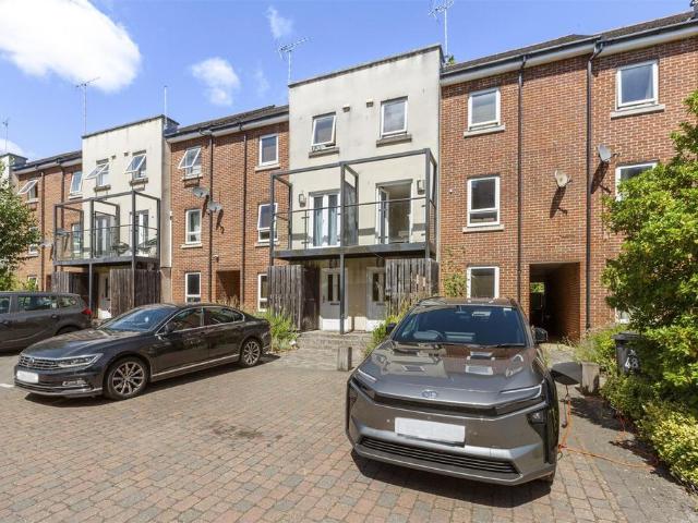 House for sale in Totteridge, Buckinghamshire