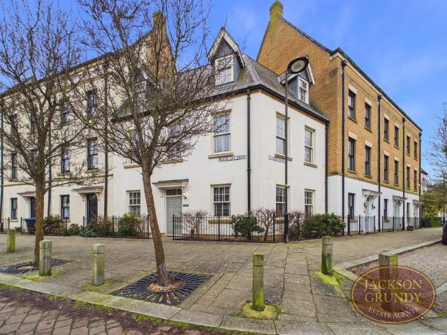 House for sale in Upton