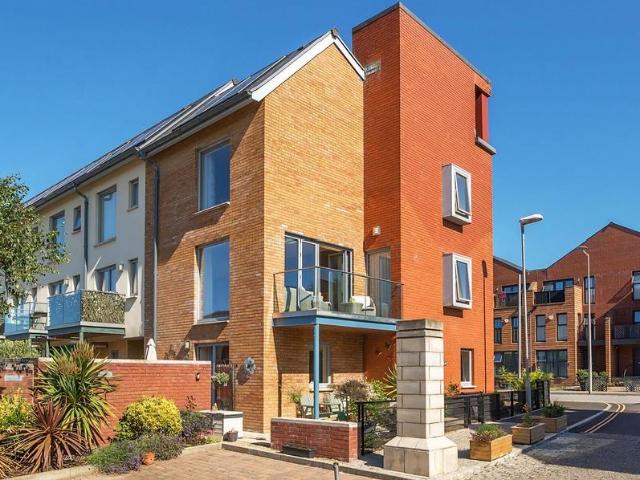 House for sale in SA1 Swansea Waterfront, Nangreaves