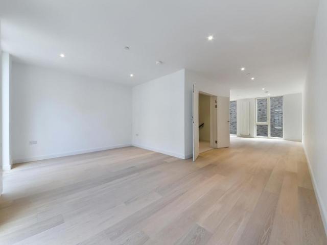 House for sale in Silvertown, Greater London