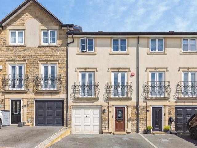 House for sale in Lower Wyke, West Yorkshire