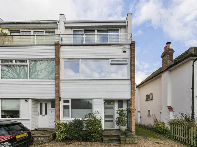 House for sale in Greater London