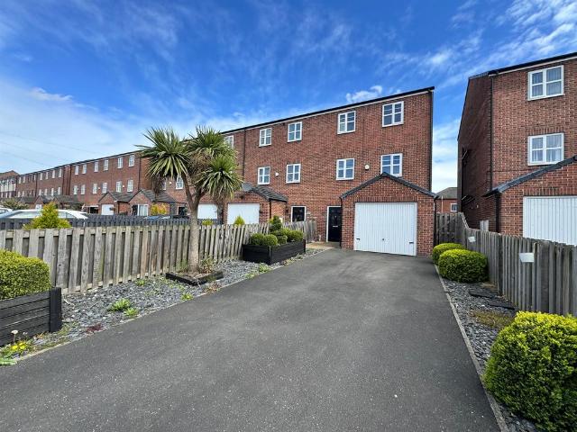 House for sale in Glasshoughton, Castleford