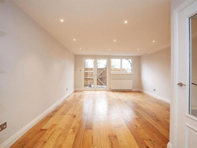 House for sale in Brondesbury, Greater London