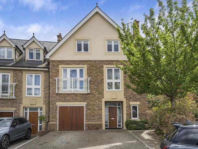 House for sale in Hall Park, Pouchen End