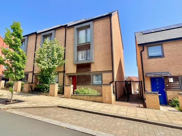 House for sale in Upton