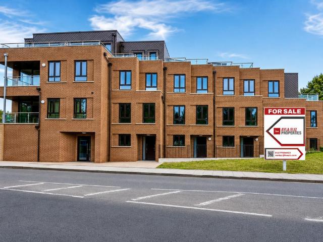 House for sale in Chingford, Greater London