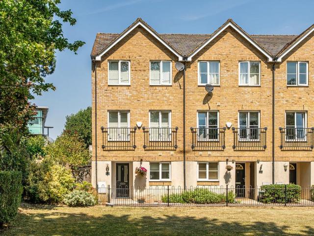 House for sale in Batchworth, Hertfordshire