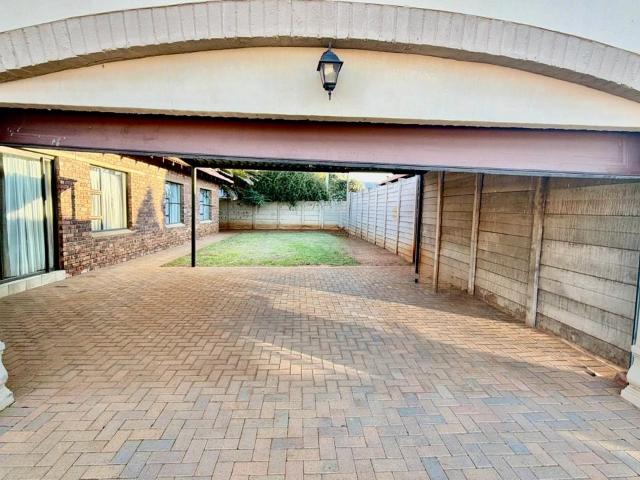 Townhouse for sale in Dr Kenneth Kaunda, North West