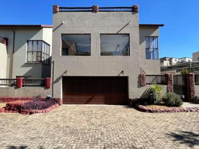 Townhouse for rent in Vosloorus, Gauteng