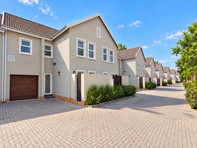 Townhouse for sale in Sandton, City of Johannesburg Metropolitan Municipality