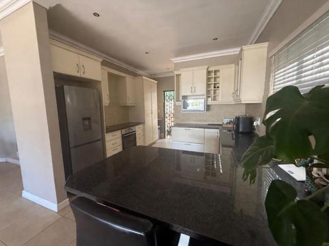 Townhouse for rent in Seaview, Kwazulu-natal