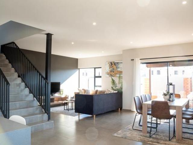 Townhouse for rent in Waterkloof, Gauteng