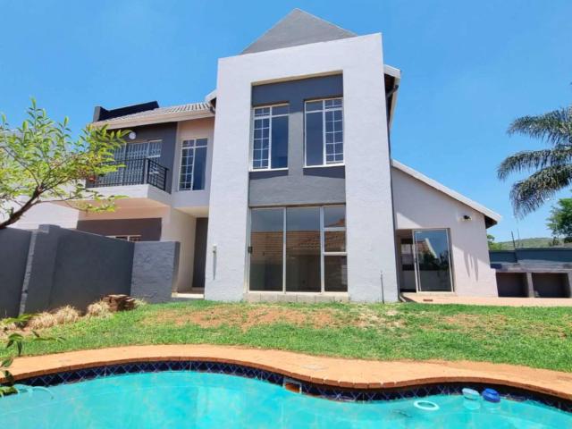 Townhouse for rent in Waterkloof, Gauteng